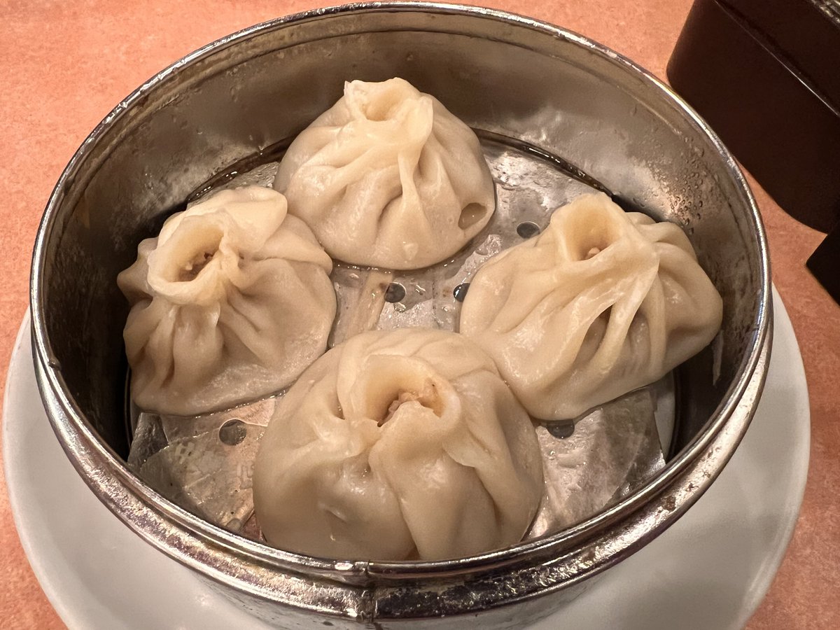 hellostar_ll's tweet photo. 晩御飯は横浜アリーナ前の中華料理屋へ

ランチは定食メニューもあるので、おひとりさまは昼の方が行きやすいかも

先週食べそびれた小籠包も食べてる https://t.co/Yp4Wi32eSG