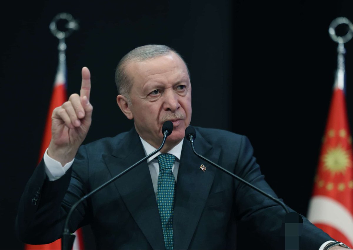 Maslanbeey's tweet photo. Recep Tayyip Erdoğan Tarafından Türkiye’ye kazandırdıkları bazı şeyler:!

Emekliye can verdi.!
Limanlar YAPTI
Marmaray’ı YAPTI
Stadyumlar YAPTI
Tersaneler YAPTI
Hızlı trenler YAPTI
Havaalanları YAPTI
Millî silahlar YAPTI
Yol YAPTI
Okullar YAPTI
Barajlar YAPTI
Tüneller YAPTI
Köprüler YAPTI
Metrolar YAPTI
İHA’lar, SİHA’lar YAPTI
Millî helikopter YAPTI
Nükleer santral YAPTI
Üniversiteler YAPTI
Adliye sarayları YAPTI
Şehir hastaneleri YAPTI
Dar gelirliye konut YAPTI
Bölünmüş yollar YAPTI
Taksim’e cami YAPTI
Tiyatro sahneleri YAPTI
Terörle mücadelede kararlı adımlar ATTI.

Ambulans helikopterler YAPTI
Boğaz’ın altına tüp geçit YAPTI
Başörtüsü yasağını KALDIRDI
Ayasofya’yı AÇTI
Hastane sayısını ARTIRDI
Ambulans sayısını ARTIRDI
MR, tomografi ve diyaliz cihazlarını ARTIRDI
Orman alanlarını ARTIRDI
Millî parkları ARTIRDI
Yeşil alanları ARTIRDI
Temiz plaj sayısını ARTIRDI
Turist sayısını ARTIRDI
Öğrenci sayısını ARTIRDI
Bursları ARTIRDI
Doğalgazlı il sayısını ARTIRDI
Suya ulaşan haneleri ARTIRDI
Tarımsal üretimi ARTIRDI
Çiftçiye destekleri ARTIRDI
Sosyal yardımları ARTIRDI
Şehit ve gazilere desteği ARTIRDI
Eğitim ve sağlık desteğini ARTIRDI
Türkiye’nin ilk Tohum Gen Bankası’nı AÇTI.

İlk Millî Botanik Bahçesi’ni AÇTI
Kamu borcunu DÜŞÜRDÜ
IMF’ye borcu SIFIRLADI
Ücretsiz ders kitapları DAĞITTI
Öğrenciye tablet DAĞITTI
Okullara bilgisayar ve akıllı tahta DAĞITTI
Üniversite harçlarını KALDIRDI
Binlerce tarihî eseri yurda GETİRDİ
Binlerce tarihî yapıyı RESTORE ETTİ
Köylere kadar doğalgaz GETİRDİ
Aile hekimlerini ayağına kadar GETİRDİ
Yaşlıya, engelliye, dula, yetime maaş BAĞLADI
456 bin depreme dayanıklı konut YAPTI
Dünyanın en büyük havalimanlarından biri olan İstanbul Havalimanı’nı YAPTI.

Daha saymakla bitmeyen milyonlarca eserler…! 
Teşekkürler Erdoğan.!