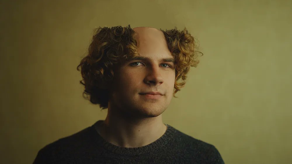 TemmieTechTips_'s tweet photo. "Backrooms" Director Kane Parsons is reportedly creating a new live comedy performance at the Sea View Hotel under the alias "Hugo Punch"

"it's me doing it actually. I do this comedy character called Hugo Punch, he's sort of this comedic sociopath"

Source: Hugo Punch https://t.co/yGUNInG2dK