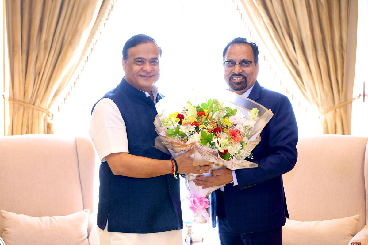 CMOfficeAssam's tweet photo. HCM Dr. @himantabiswa today chaired a progress review at Lok Sewa Bhawan with the senior management of AVFCCL regarding the Namrup Ammonia-Urea Fertilizer Project. HCM assessed the ongoing groundwork and issued directives for its timely execution.

​The foundation stone for this ₹10,600 cr mega project, which features an annual capacity of 12.7 Lakh MT, was laid by Hon'ble PM Shri @narendramodi on December 21 last year to boost Assam's industrial growth.