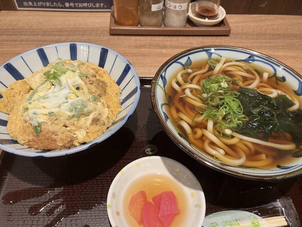 708skmt's tweet photo. 梅田周辺で夕飯を食べようと思ったが、高いので、阪急西宮北口駅でカツ丼、うどんのセットを食べた。
これで、980円は安い。
22時迄には家に帰れそう。
 #虹8th大阪_day1 https://t.co/npnJMTNzjf