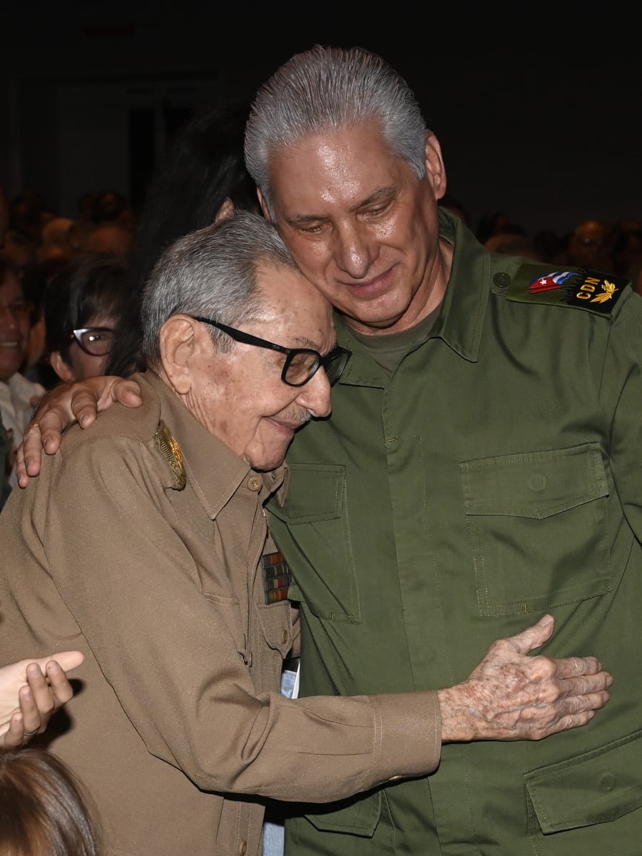 MMarreroCruz's tweet photo. Acompañamos al General de Ejército en la hermosa gala en homenaje a su 95 cumpleaños y al aniversario 65 de @minint_cuba. 

Como dijo el Presidente @DiazCanelB, #Raúl es, al igual que #Fidel, insustituible. "¡Raúl es #Cuba, y a Cuba no se toca!". 

#LaPatriaSeDefiende https://t.co/1MBlt1SqR5