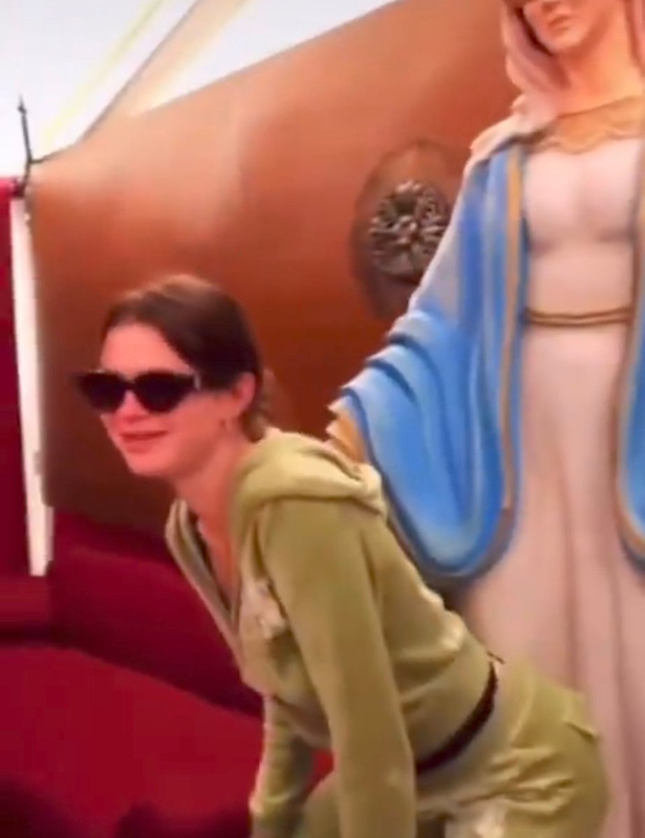 muellmanfred's tweet photo. wow richtig kantig und frech vor der heiligen Maria zu twerken. Als nächstes bitte in einer moschee oder synagoge https://t.co/a3QTA5ToIU