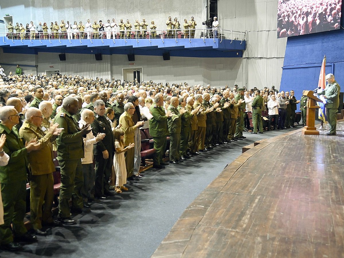 MMarreroCruz's tweet photo. Acompañamos al General de Ejército en la hermosa gala en homenaje a su 95 cumpleaños y al aniversario 65 de @minint_cuba. 

Como dijo el Presidente @DiazCanelB, #Raúl es, al igual que #Fidel, insustituible. "¡Raúl es #Cuba, y a Cuba no se toca!". 

#LaPatriaSeDefiende https://t.co/1MBlt1SqR5