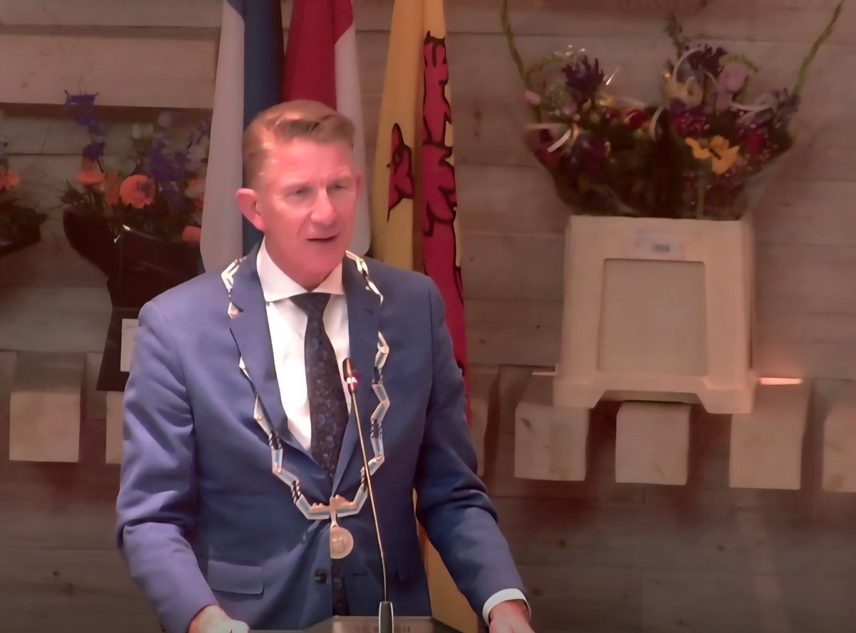 widtvoet's tweet photo. -Maassluis bewaakt pro-azc burgemeester
-kabinet: asielwachttijd naar drie jaar max
-Van Dissel wast handen in onschuld
-geen Arabische straatnamen Bleiswijk
-Lochem blijft bij €1000 omwonenden azc
-ene Kees wil stop reizen naar VS
-Democraten NY bannen "moeder en vader"

#5juni https://t.co/DHllbAOfRg