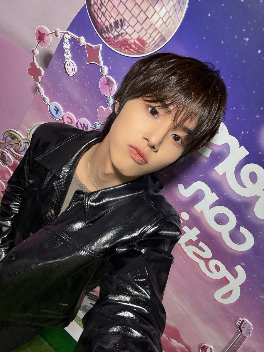 TEAM82MAJ0R's tweet photo. 🌐 - Seongbin selfies from Weverse, taken after the Festival Concert today!

+ check the replies section for a surprise. ❤️

#82MAJOR #황성빈 #HWANGSEONGBIN https://t.co/nlOugOTMCp