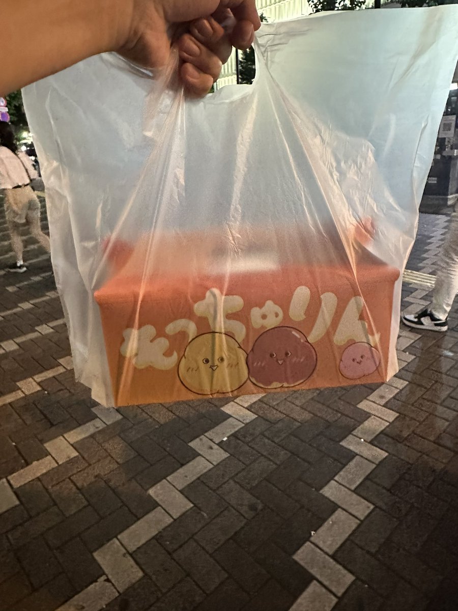 ___a01desu's tweet photo. 新宿プラプラ歩いてたらミスド見つけて近くに行ったら長蛇の列ができてて買えなくてもいい精神で並んでたら買えた！ https://t.co/K0q2iDXLGc