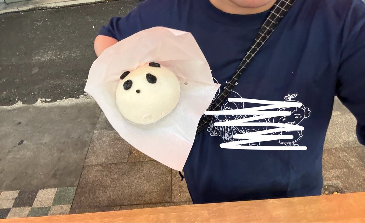 spu2dkm___'s tweet photo. @2nds_kt 

こっちゃんが食べてた思ってたのと違ったパンダまんたべてきたよーーー！3人が食べてたとこで写真も撮った！！ https://t.co/PQEqzjWTPT
