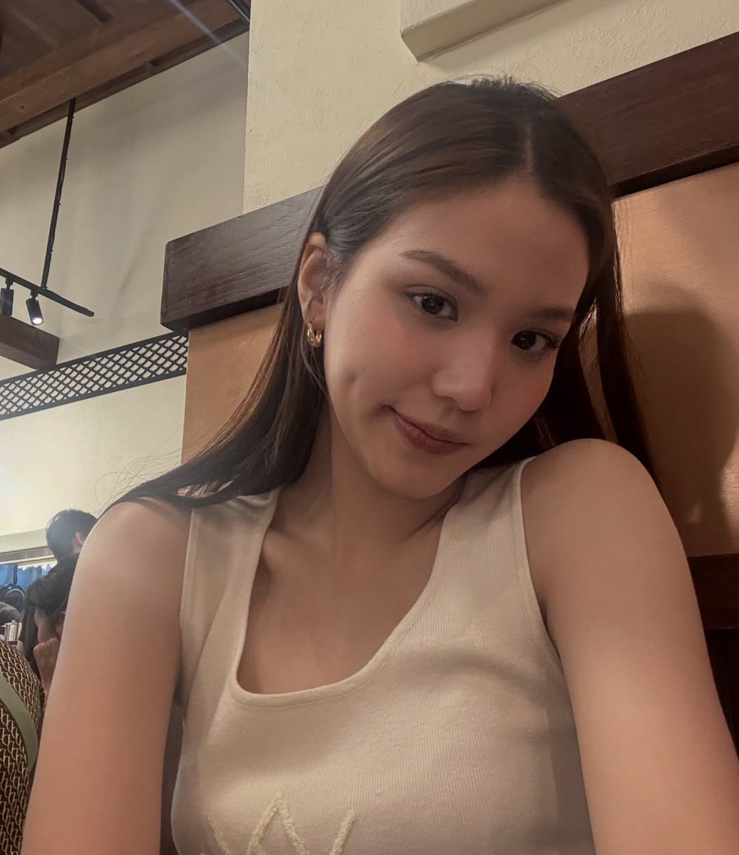 peachiepawsies's tweet photo. her dimple >>> https://t.co/JGYyUzi5fd