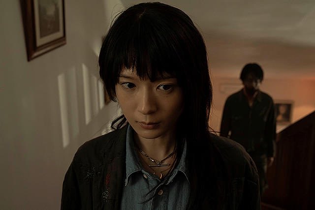 d_noch's tweet photo. #NeverAfterDark

終始、センスがずば抜けてる。

2025年Ｊホラーのダークホース枠が『見える子ちゃん』なら今年は間違いなくこれで決まり。ジャンプスケアを使わずとも観客の体温を一瞬で奪い去る画角と音の切れ味よ。怖さと映画の巧さ両方で震え上がったわ。穂志もえかさんを主役に据えたのも妙手。 https://t.co/Fobggc7Bmk