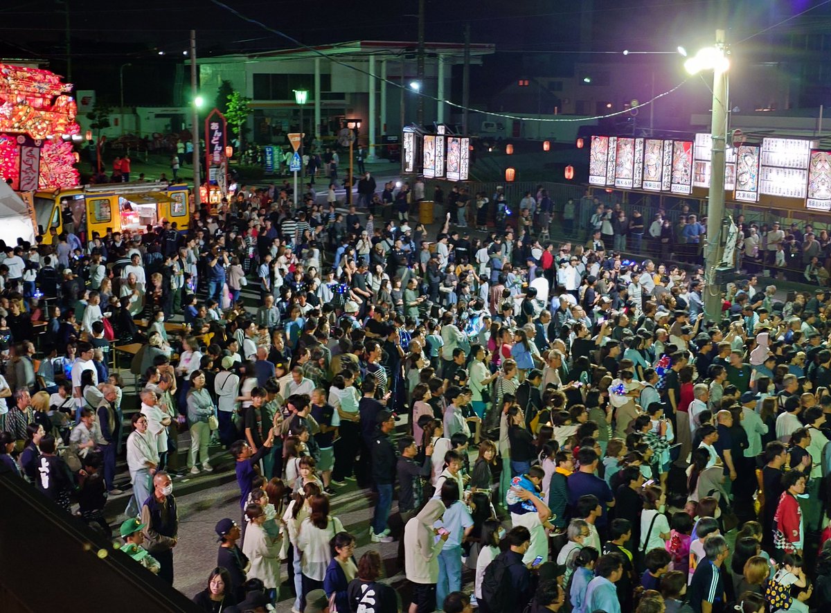 yoshinaka_tomoe's tweet photo. 多くの観光客が「津沢夜高あんどん祭」の大あんどん同士のぶつかり合いに熱い声援を送っています！
祭りの関係者と観光客の一体感が、祭りを盛り上げています！
#小矢部市 #富山県
#伝統行事 #幻想的
#灯りのアート
#インバウンド
#ヨイヤサ #太鼓
#武者絵 #木曽義仲 https://t.co/UCN5VsrNfC
