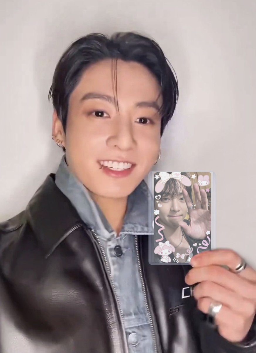 ihrtbunv's tweet photo. jungkook holding his taehyung pc https://t.co/vDGwlPWTWv