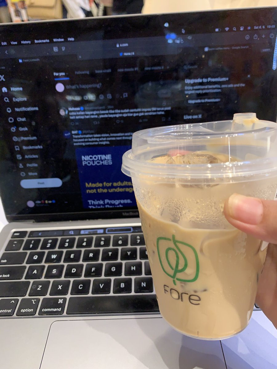 rizefield's tweet photo. gue nge-laptop di fore malming gini wkwk. ni orang orang pasti mikir si #WORKHOLIC, gatau aja guenya lagi lock in buat jbjb tweet 😭 jujur malu buka twt di publik, ini layarnya gue udah gelapin bgt 🤣 https://t.co/YjTTfLjqB1