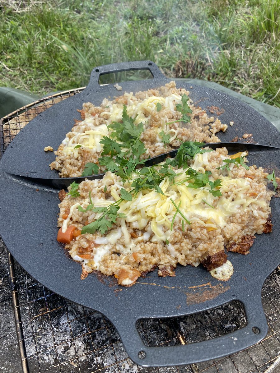 今日の琵琶湖日帰りキャンプ。ご飯とレトルトカレー混ぜて焼いてチーズ