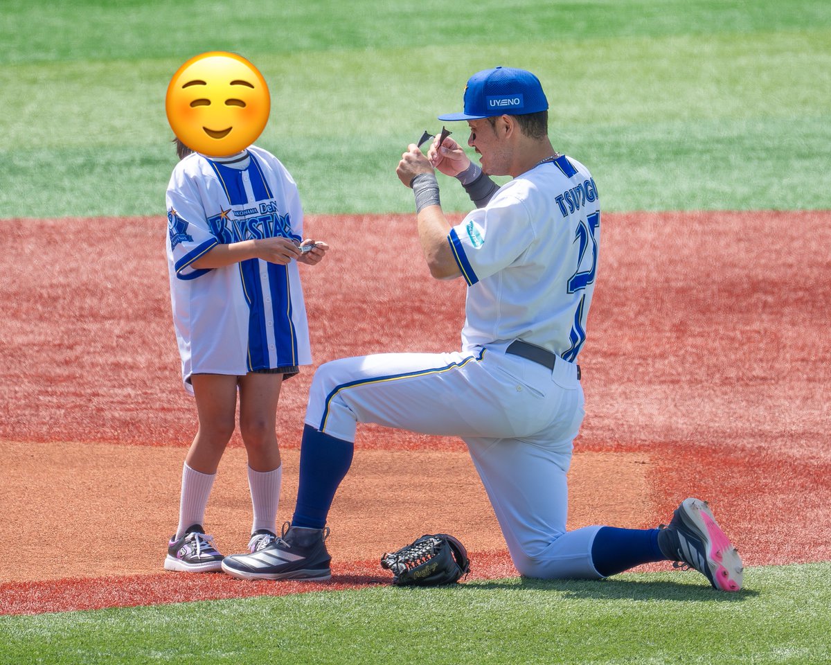 mac555live's tweet photo. 🕶️を取ってスタメンキッズとお話しするつっつ（ｽﾃｷﾔﾝ）

#筒香嘉智
#baystars
2026/06/06 横浜スタジアム https://t.co/jLL5qRuR9O