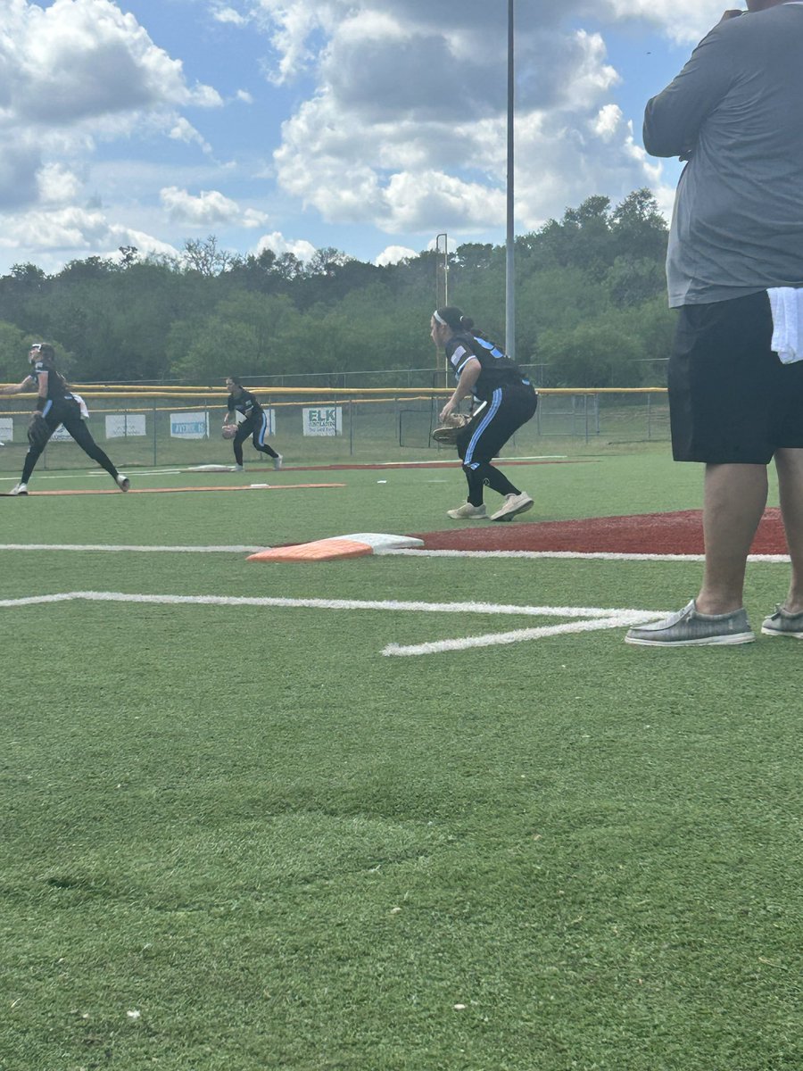 KaylaE2029's tweet photo. End of school bash tournament highlights part two.  Came home with the W. #lefty #TexasBombers14uJuarez https://t.co/kAm5Rw75nr