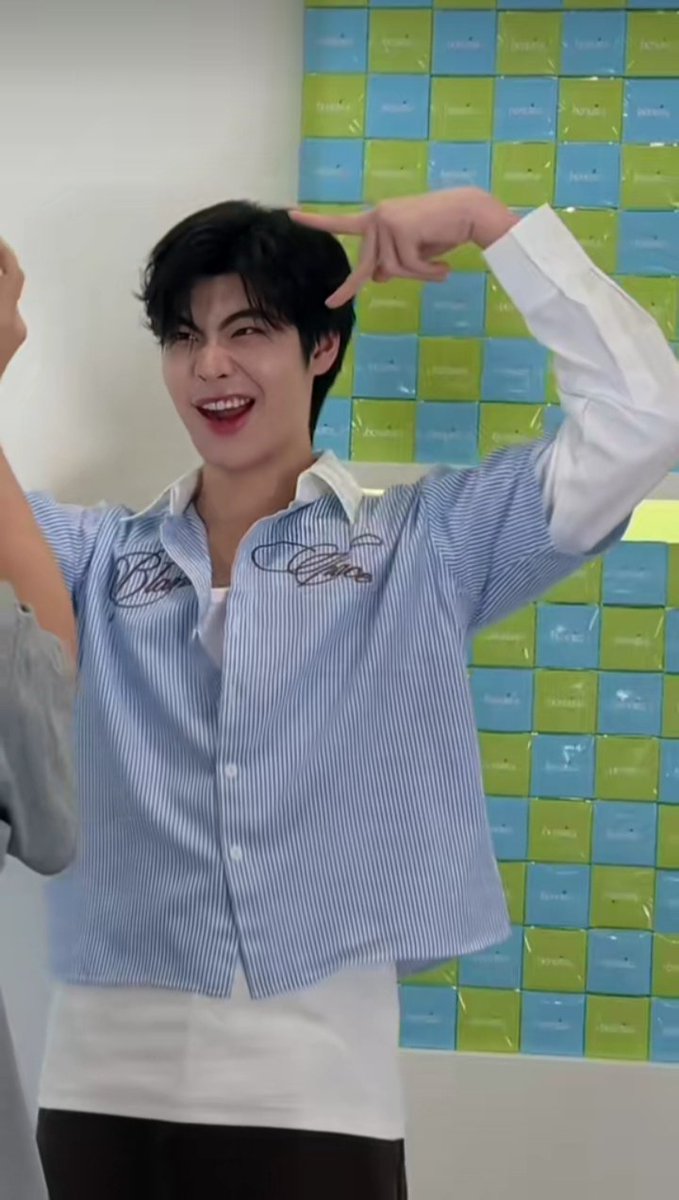 willialism_'s tweet photo. Tell me why Thee makes the absolute cutest expressions when he's taking photos... he's just too precious🥹💗

#BenutraxTheeThirati #tthi_eks https://t.co/gM9wzZ0k1j
