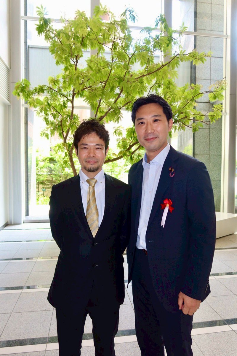 yudai_kawamura's tweet photo. 食と健康を考える勉強会の冒頭でご挨拶をさせて頂きました。
北京大学卒業後に、消化器外科医として日中の医学の架け橋としても活躍される旧知の先輩と再会しました。

食は健康の源です。

私自身も特に高齢者の低栄養改善が攻めの予防医療の柱になると確信して、委員会質疑も重ねております。

また、腸内細菌叢とがん薬物療法の関係等もフロンティアです。

糖尿病や脂質異常症、それらに起因する循環器疾患では、食習慣や栄養に根本的な原因があることもしばしばです。

食事や栄養は、これから必ず最重要のテーマのひとつになります。

医学部のカリキュラムにも、最新の栄養学を取り入れるべきです。