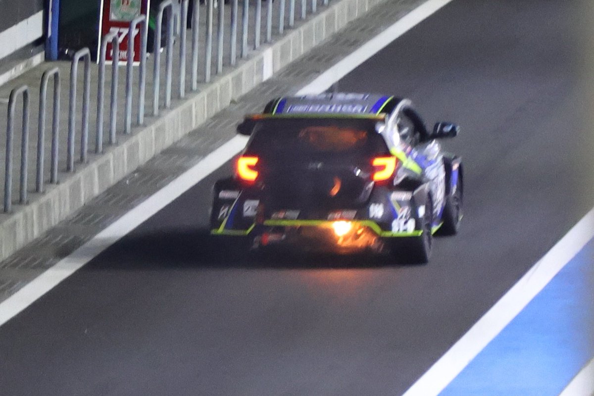 defD11's tweet photo. 28号車、ミッドシップのヤリス出火の瞬間。
#富士24時間 #Fuji24h #S耐 #スーパー耐久 https://t.co/MoNq14eIFl