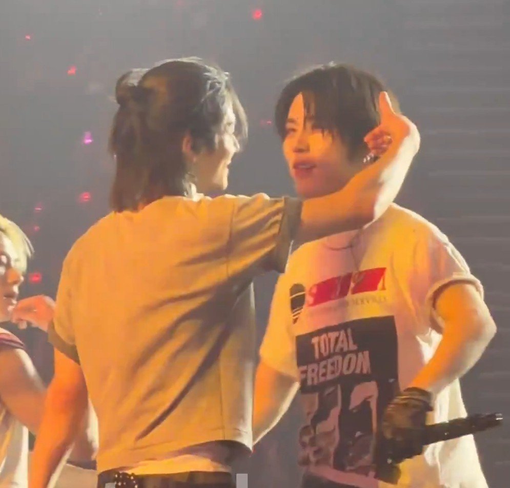 myungfourz's tweet photo. taesan changed the original 🤙📞 move from dangerous choreo by turning his whole body towards leehan and fully facing him... https://t.co/06V1Pkl0Jz