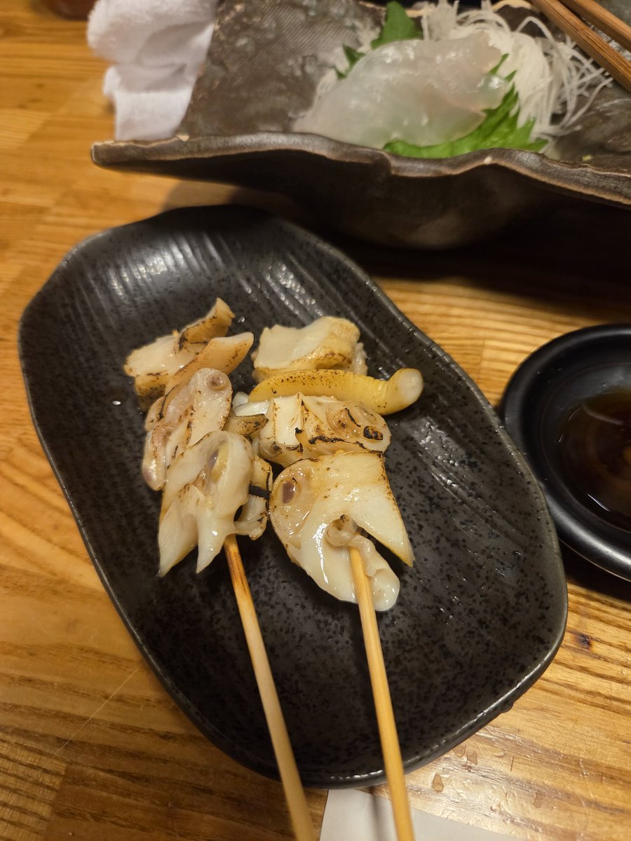 ganocchi's tweet photo. こうなるともう止まらない。
福島相馬産だという鮃刺身に、先ほど店頭で食べたつぶ貝バター醤油焼きも改めていただく。
ホタテのバター焼きだって食べちゃう。
その間黒霧島のお湯割り3杯と、それだけだと薄いので別に黒霧島ストレートをダブルでもらい、お湯割りが少し減ったら追い黒霧をするという呑兵衛あるある。
いや、大満足で店を出た。