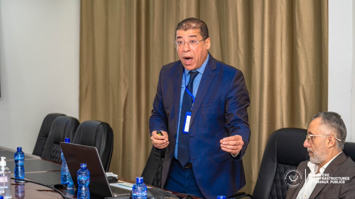 MinITP_RDC's tweet photo. *​RN1 / Tronçon Kamuesha-Kananga : Le Ministre John Banza Lunda évalue l'état d'avancement des travaux avec Arab Contractors*

​Kinshasa, le 05 juin 2026 – Le Ministre des Infrastructures et Travaux Publics (ITP), John Banza Lunda, a accordé ce vendredi une audience à une délégation de la firme égyptienne Arab Contractors, entreprise en charge de la modernisation de la Route Nationale numéro 1 (RN1) sur le tronçon reliant Kamuesha à Kananga.

​Conduite par son Directeur Régional, Hassan Hassoun, la délégation est venue faire le point sur l'évolution de ce chantier d'intérêt national, en présence du Directeur Général de l'Office des Routes Jeannot Kikangala ainsi que des représentants de la mission de contrôle.

*​Un projet à double vitesse et un nouveau défi de 30 kilomètres*

​Financé par l’Union Européenne, ce mégaprojet routier est crucial pour le désenclavement de l’espace Kasai. À l'issue de la séance de travail, le Directeur Régional d'Arab Contractors a détaillé le niveau d'exécution des travaux, segmentés en deux grands lots :

​Le Lot 1 (au départ de Kamuesha) : Quasiment achevé, il affiche un taux d’exécution exceptionnel de 99 %.

​Le Lot 2 (en partant de Kananga) : Les équipes progressent à bon rythme avec un taux de réalisation avoisinant les 66 %.
​Toutefois, une section intermédiaire de 30 kilomètres reste à consolider.

​« Nous venons de signer le contrat pour cette portion centrale de 30 kilomètres. C’est la zone qui accuse encore un peu de retard car les travaux débutent à peine », a précisé Hassan Hassoun devant la presse.

*​Profiter de la saison sèche et soulager la population*

​Tout en exprimant sa satisfaction quant à la qualité technique des ouvrages déjà réalisés, le Ministre John Banza Lunda s'est montré exigeant sur le calendrier. Face à l'imminence de la saison sèche, le patron des Infrastructures a instruit le constructeur d'intensifier le rythme des travaux pour maximiser le rendement durant cette période météo favorable.

​L'autre priorité absolue dictée par le Ministre concerne le volet social et logistique : garantir la fluidité du trafic pendant toute la durée de l'exécution. L'objectif est d'alléger au plus vite les souffrances des riverains et des usagers de la route, confrontés à d'importants défis de mobilité.

Le ministère a aussi promis d'évoquer le sujet liée aux difficultés douanières que connaissent plusieurs acteurs de son secteur quant à l'importation de plusieurs matériaux, éléments qui freine le bon déroulement des travaux en cours dans plusieurs chantiers car il y a des importateurs qui sont bloqués depuis 7 mois.

*​Cap sur les échéances contractuelles*

​Malgré le défi que représentent les 30 kilomètres récemment contractualisés, la firme Arab Contractors se veut rassurante et maintient ses engagements envers le gouvernement congolais. L'entreprise a promis de mobiliser les ressources nécessaires afin de respecter les délais impartis. 
La livraison totale et définitive de l'axe Kamuesha-Kananga demeure attendue pour le mois de juin 2027.