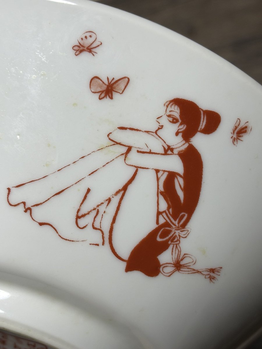 Koh_Kashiwagi's tweet photo. 食器棚を見ていたら食堂だった時代のラーメンどんぶりに小島功の絵が描かれていたことを改めて認識した。 https://t.co/HCPkgKs9cd