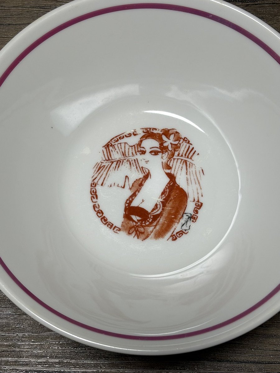 Koh_Kashiwagi's tweet photo. 食器棚を見ていたら食堂だった時代のラーメンどんぶりに小島功の絵が描かれていたことを改めて認識した。 https://t.co/HCPkgKs9cd