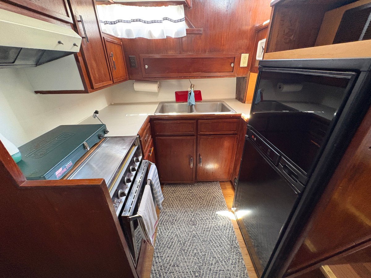 DYCBoats's tweet photo. Motivated Seller! Reduced for Fast Sale! Snow Goose is a 1977 Uniflite 42 Double Cabin, currently located on the hard in Deltaville, VA. Two well-appointed staterooms and a spacious salon.  Price $34,999   See more details:    https://t.co/A5PsPQYCRB https://t.co/HbHHBTcPBh