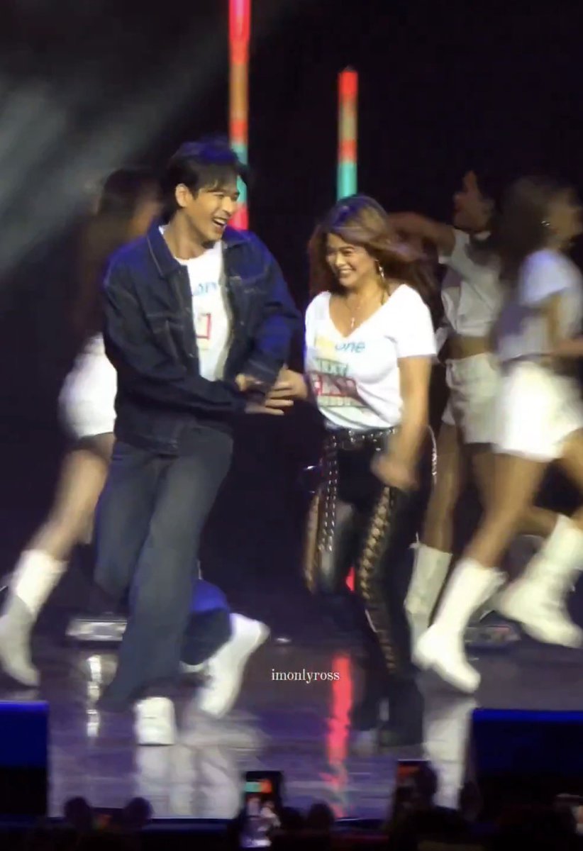 abeancax_'s tweet photo. ‘di pinapansin, ingay sa tabi, magulong kapaligiran, sa’yo lang ang tingin

(c) @imonlyross https://t.co/ycRbX18wS4