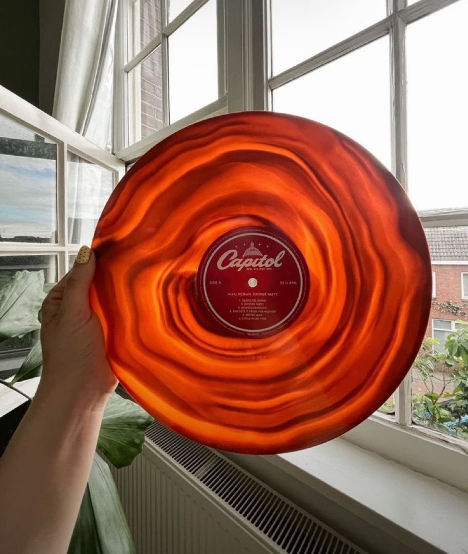 icarusoned's tweet photo. esse vinil do niall tá um obra de arte https://t.co/8MoazFvQTC