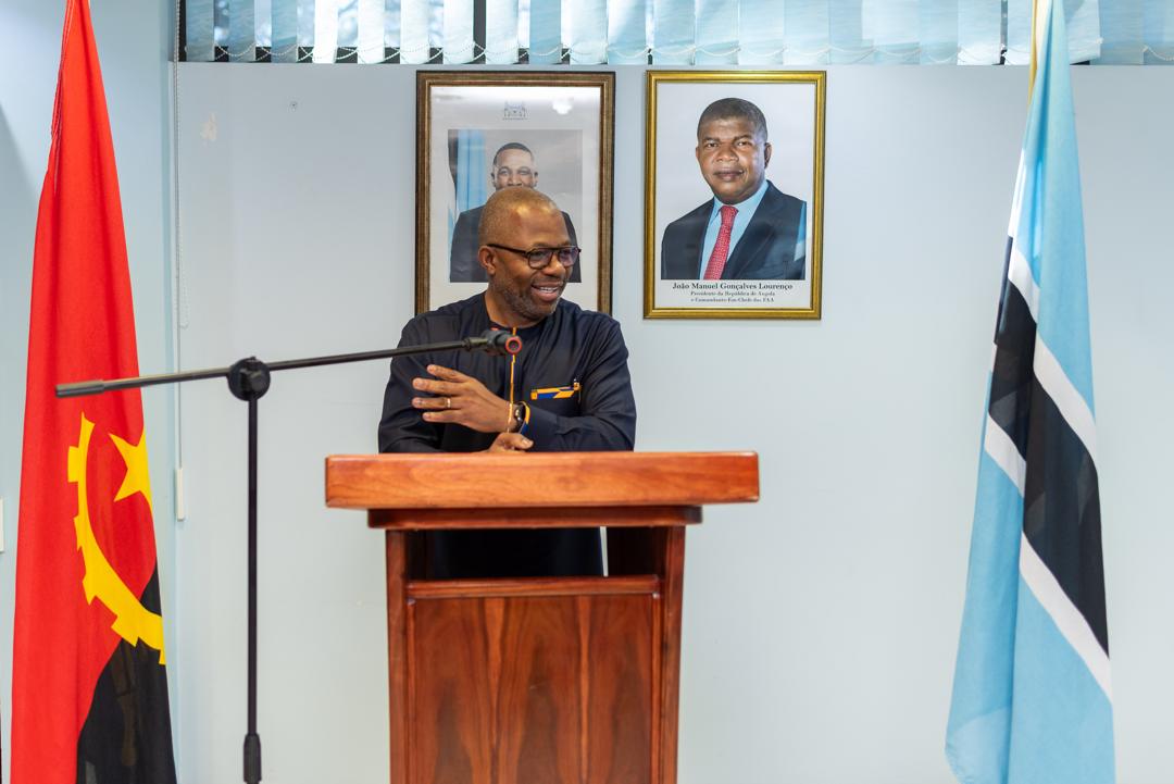 EmbSandro's tweet photo. Aos 05.06.26, a Embaixada de #Angola no #Botswana acolheu o lançamento da obra literária "Diplomacia Digital: Uma Solução para Promoção da Imagem de Angola", do jornalista e escritor angolano António de Sousa Simbo. https://t.co/pTaSAc45NI