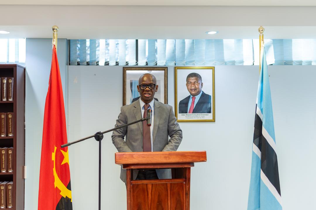 EmbSandro's tweet photo. Aos 05.06.26, a Embaixada de #Angola no #Botswana acolheu o lançamento da obra literária "Diplomacia Digital: Uma Solução para Promoção da Imagem de Angola", do jornalista e escritor angolano António de Sousa Simbo. https://t.co/pTaSAc45NI