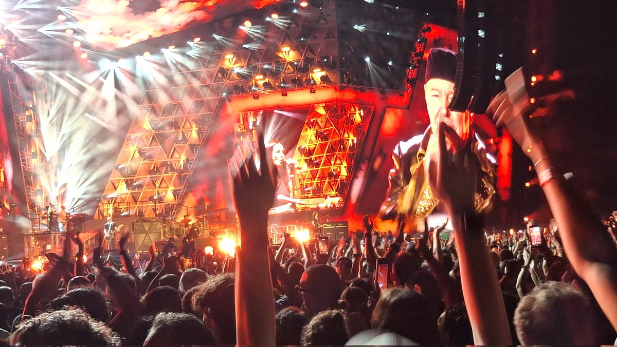 onlyju70's tweet photo. Emozioni che il grande Vasco come sempre ci regala! 😍💪 #Ferrara #Vascolive2026
Pronti per il Giubileo di Vasco a Roma del 2027! 🔥👊 
Dajeee 🎸 https://t.co/76tAgQTftp