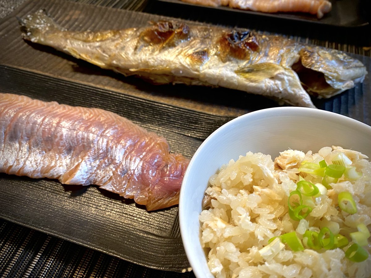ssco_min's tweet photo. ヤマメは刺身＆塩焼き＆炊き込みご飯でいただいた🙏🐟1番小さいヤマメでも土鍋に入らなかった！刺身にした36cmが脂乗ってて美味過ぎた🥳 https://t.co/KYmq3SLkyD