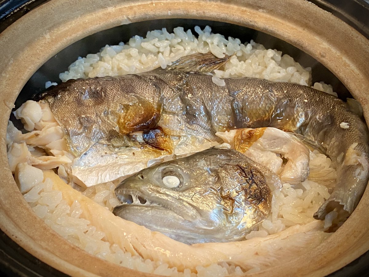ssco_min's tweet photo. ヤマメは刺身＆塩焼き＆炊き込みご飯でいただいた🙏🐟1番小さいヤマメでも土鍋に入らなかった！刺身にした36cmが脂乗ってて美味過ぎた🥳 https://t.co/KYmq3SLkyD