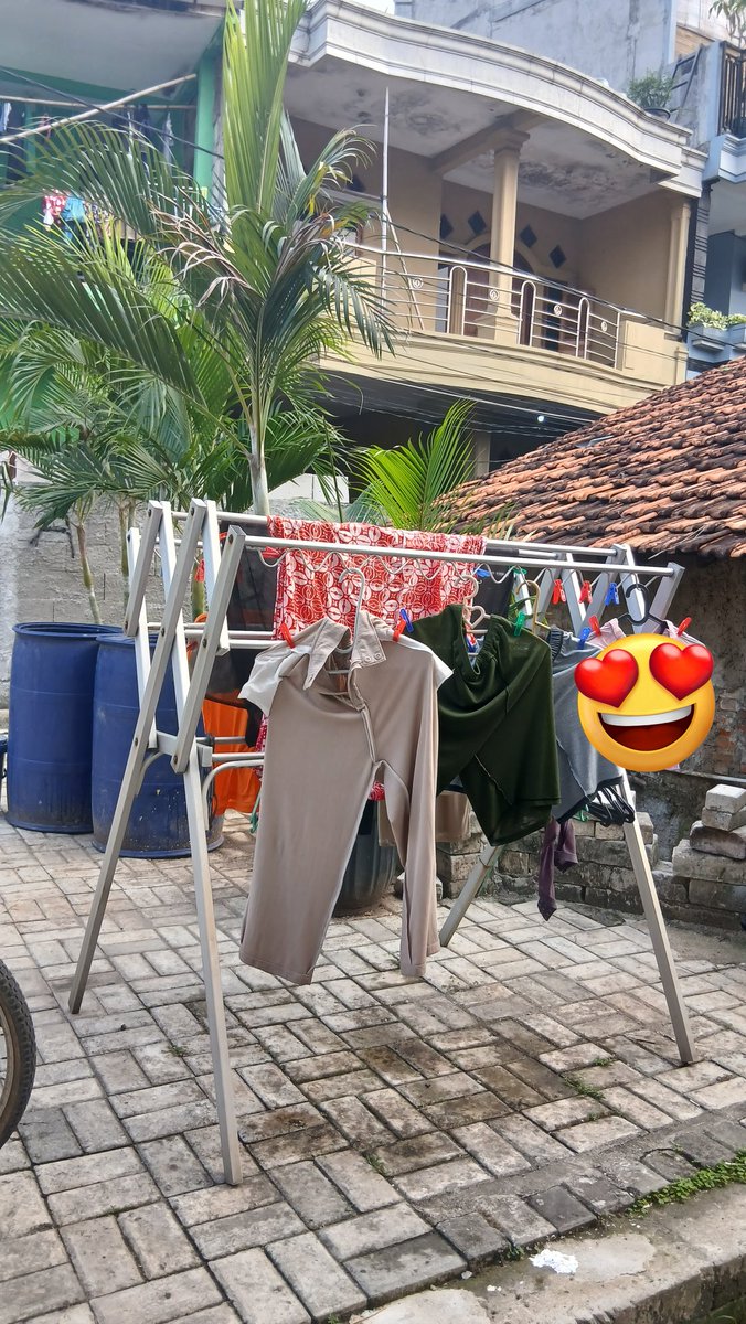 anonymooo4's tweet photo. MasyaAllah bapa jdd rajin mau nyuci dan jemur baju karna mama pulkam dr kmren ahhha😍😍aku bagian nyapu ngepell yhh 😋🤗 https://t.co/DgGAVWyQ15