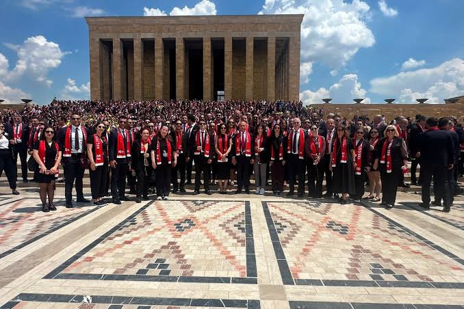 jindaraxe's tweet photo. Rahmi Koç ve Koç Holding’in Cumhuriyet tarihi boyunca T.C. Vatandaşlarını soyunmadan, ayakta düzdüğü tescillidir. Kürd’ün derdine düşen Türk’lük önce Koç’ların 100 yıllık Kemalist tecavüzünün hesabını sorsun. 
Aşağılıklar, Kendi ananıza gireni çıkarın önce! https://t.co/BZyABbMsvQ