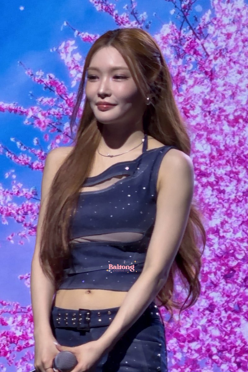 TongTong_BT22's tweet photo. มัมหมีรักน้องชองงงงงง 🥰💕

#CHUNGHA
#IOICONCERTTOUR_LOOP_IN_BANGKOK https://t.co/qBslXU1vin
