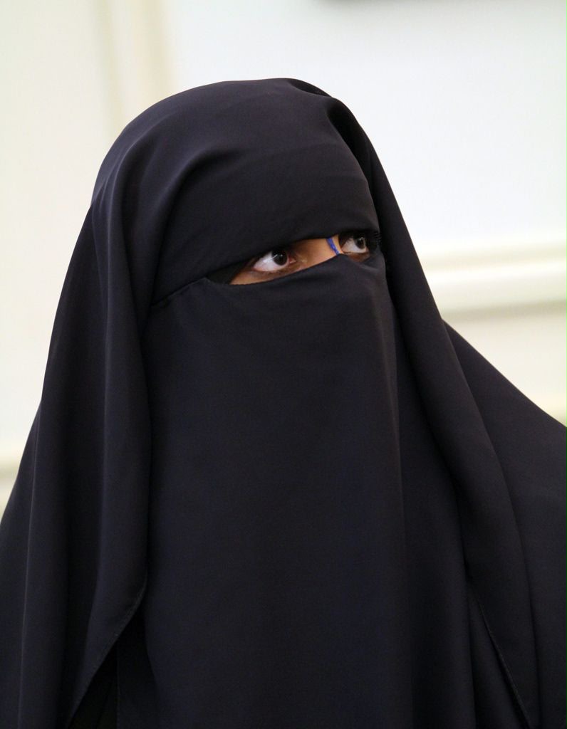 Cultination1's tweet photo. 🇸🇪 La vice-Première ministre suédoise affirme que « la burka n'a pas sa place en Suède » et appelle à son INTERDICTION.

Ebba Busch, vice-Première ministre de Suède, a demandé l’interdiction de la burka et du niqab dans l’espace public, estimant que ces vêtements n’avaient “pas leur place” dans le pays. 

Elle a également dénoncé ce qu’elle qualifie “d’islamisme totalitaire” et affirmé que la Suède devait agir “tant qu’il est encore temps”. 

Ses déclarations ont provoqué un important débat politique et médiatique sur la liberté religieuse et l’intégration dans le pays.

(GB News)