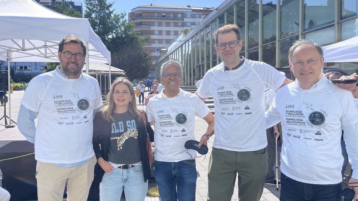 eajpnvgasteiz's tweet photo. 🏃‍♂️🧑‍🦯@ONCE_oficial|ek antolatzen duen Kriskitin lasterketa gaur izan da

El concejal de Políticas Sociales Lucho Royero ha participado en ella 🤝 https://t.co/3AaO360DKv