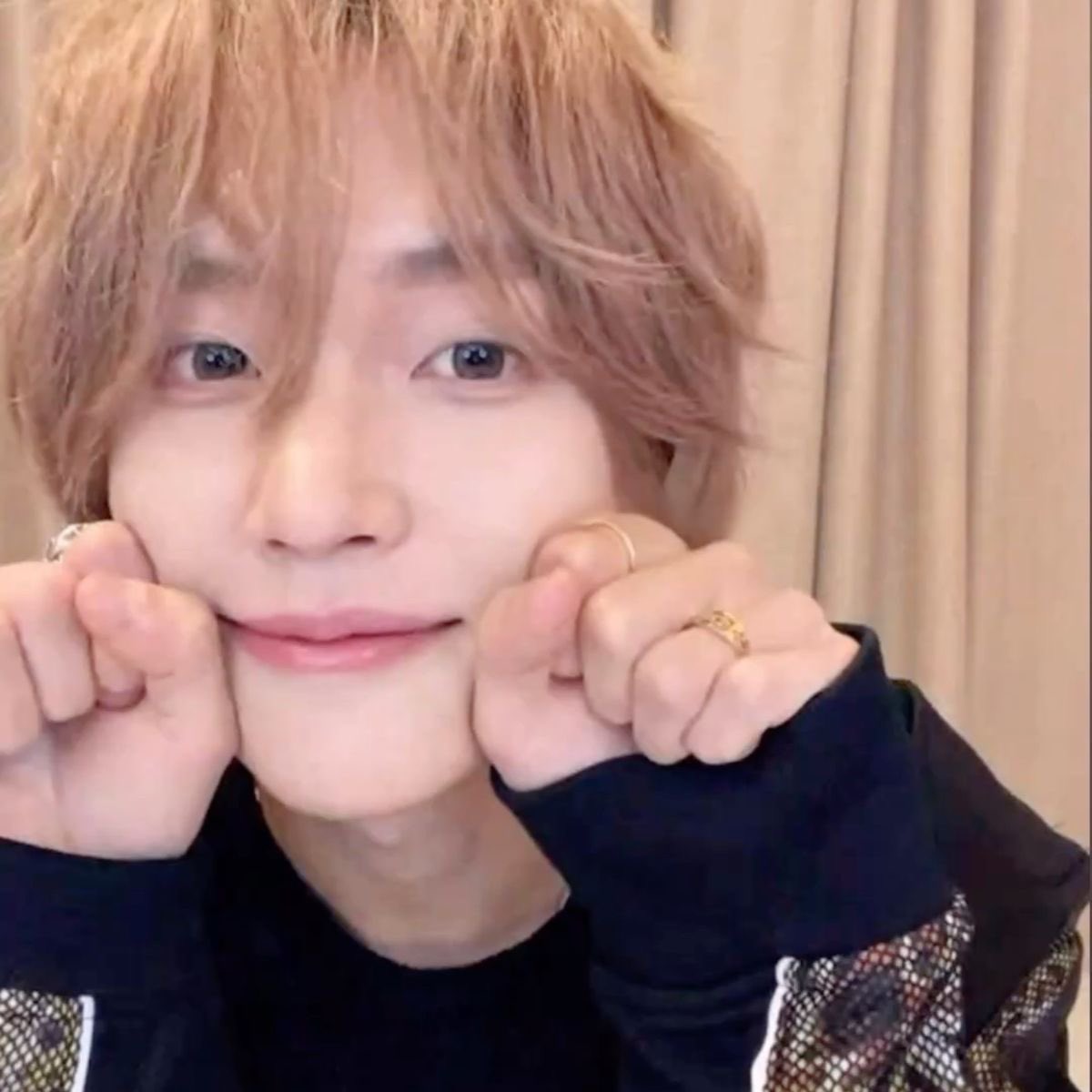 cyuune's tweet photo. แมวใครน่ารักจังอ้ะ แอบเอาไปเลี้ยงดีมั้ย?? .... อ โอ้ย ใครชนวะ!?🤬... ฮ เฮือกก ข ขอโทษ ษนะคะ🚰🚰....🙂🙂🙂🙂🙂....แมววงข้าวเองเหรอคะ ขอโทษค่ะ ผิดไปแล้วจริง ๆ 🙏🏻 https://t.co/jCYCbBb4gE
