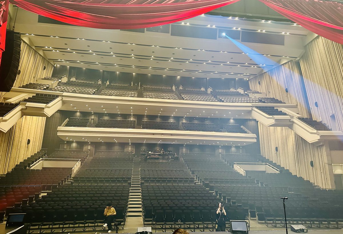 MatsukoderaRie's tweet photo. 4月から始まった錦戸亮さんのツアー、本日ツアーラスト迎えました‼️

毎回出し尽くしてきたけれど、今日も全力出来た。
音楽的に熱いライブに参加させていただき感謝です。

今日は一曲一曲、リハからの光景が頭の中で巡って何度も泣きそうでした。
今日は余韻に浸ります！ https://t.co/Ue5Qrd0F67