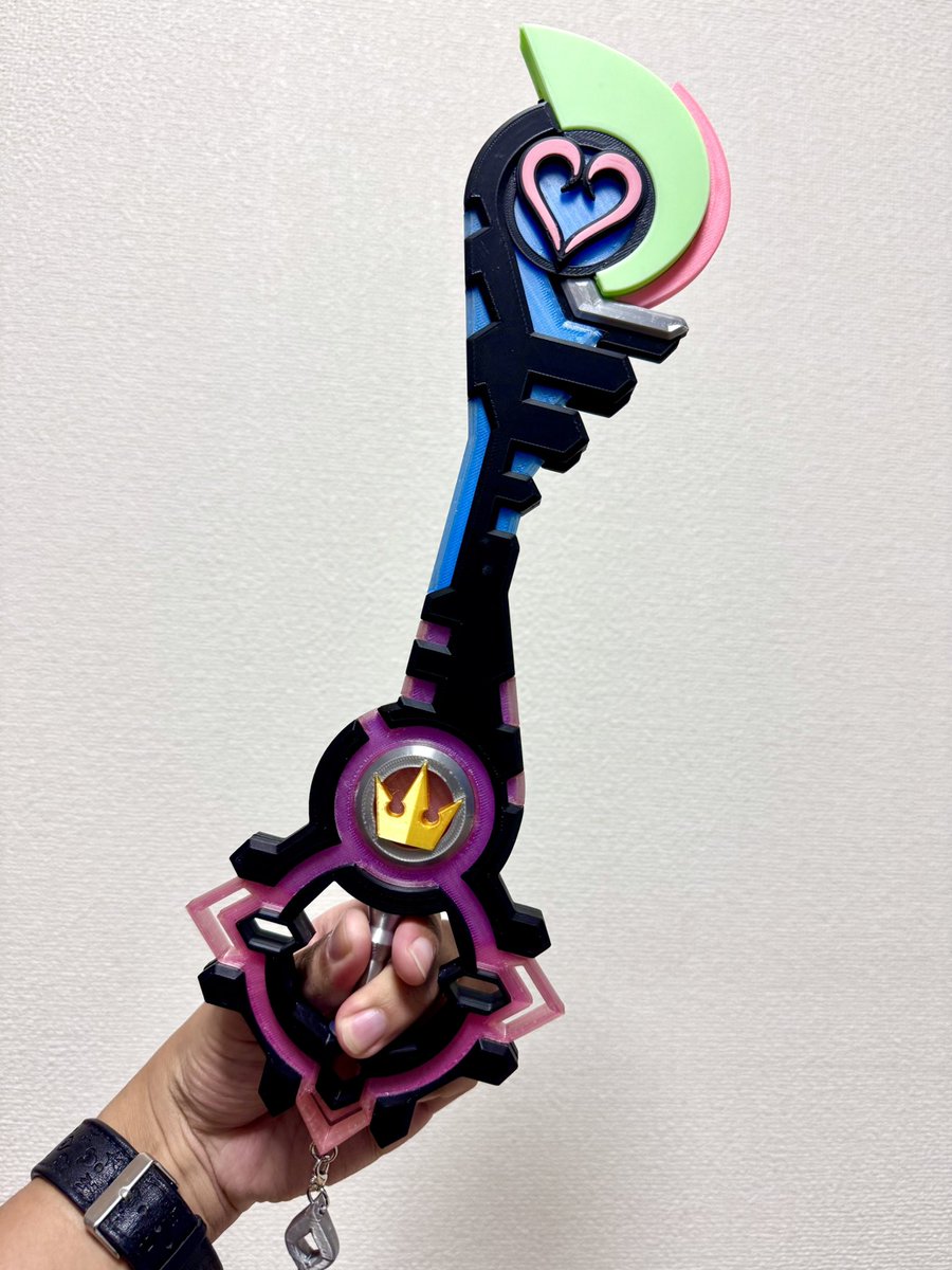 panyayan0315's tweet photo. 1/3キーブレード「オーバードライブ」👑
KH3Dに登場する隠しキーブレード🗝️
HPゲージ、ドロップゲージ、ハートに王冠とKH要素満載のデザイン❗️❗️
せっかくなのでクリアパーツを光らせてみました✨
夜間も映えるキーブレードになる🩷
#kingdomhearts 
#KH https://t.co/UR9abuO5dm