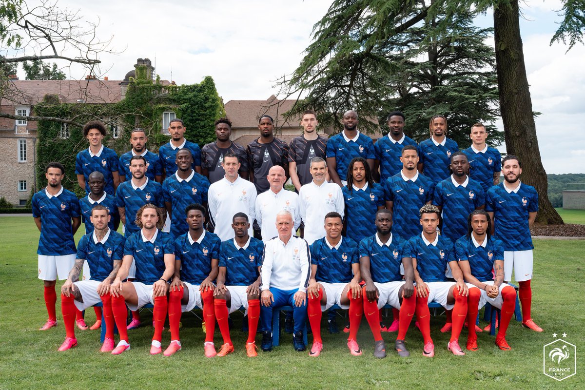 AlexPato94's tweet photo. الصوره الرسميه وصلت 📷  🇫🇷✔️

 #FiersdetreBleus https://t.co/HCu6fIbsxy