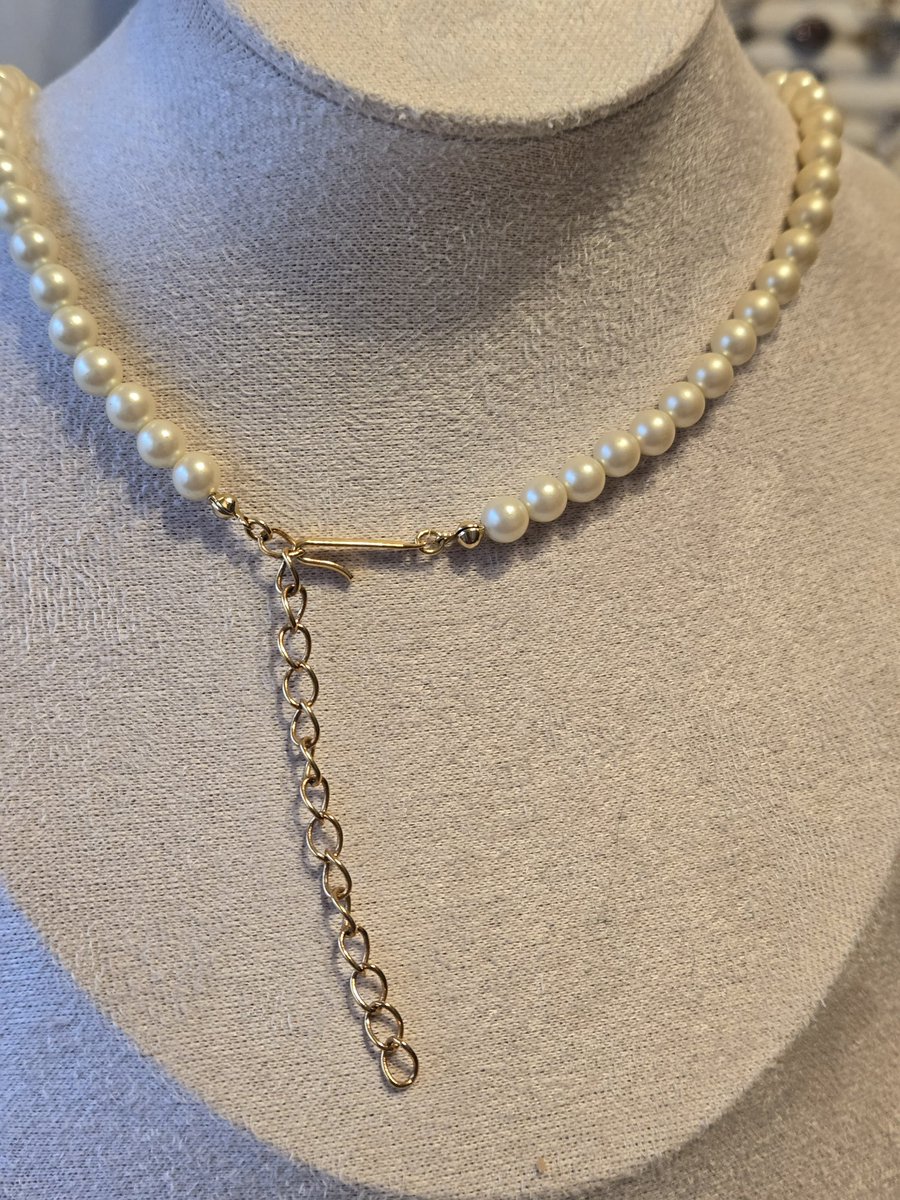 LolaPatolla's tweet photo. 🌼 POP UP AUCTION – FOR MAMA DAISY & HER PUPPIES! 🌼
Starting bid $20!

Up for bids is this beautiful Vintage 1991 Avon “Frosted Petals” Necklace featuring a strand of faux pearls and a stunning pearlescent floral centerpiece accented with sparkling rhinestones. A timeless vintage piece that’s perfect for dressing up any outfit or adding a touch of classic elegance to your collection.

✨ Vintage Avon collectible
✨ Faux pearl necklace with floral statement centerpiece
✨ Pearlescent frosted petals with rhinestone accents
✨ Adjustable length approximately 16–19 inches
✨ Excellent vintage condition

🐾 100% of proceeds benefit Mama Daisy and her puppies, helping provide food, veterinary care, and everything this little family needs as they prepare for their forever homes.
Donated by @ElkeHollings  🩵
Bidding ends Sunday at 9:00 PM EST.
Comment below to place your bid! ❤️🐶