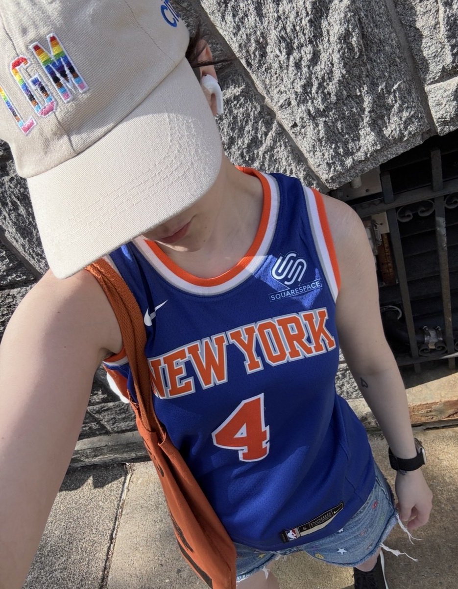 metsdith's tweet photo. ✅ gay mets hat
✅ boys' size S derrick rose knicks jersey
✅ going to get more apple juice https://t.co/k2B6nk9AHA