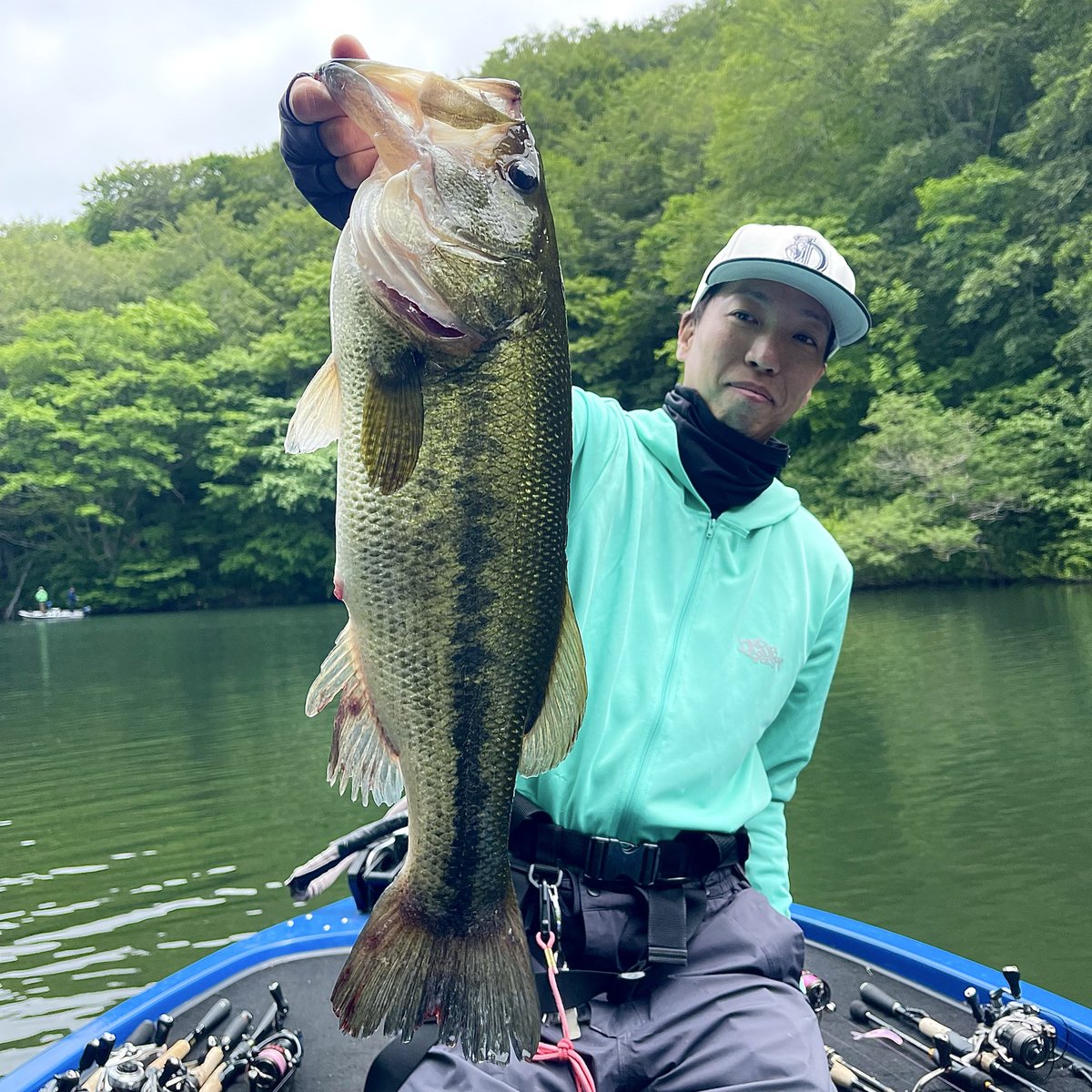 okayan_h's tweet photo. 大混雑な本日の桧原湖。人が少ないエリアをランガンし、デカヒバラージをゲット!SVSBのロングシェイク提灯でミスバイト→別の枝に吊るし、再度喰って来てくれました👌
.
@DinosaurDesign
.
#バス釣り #DINOSAUR_DESIGN #ダイナソーデザイン #桧原湖 #桧原湖バス釣り https://t.co/aLPcshrYP2