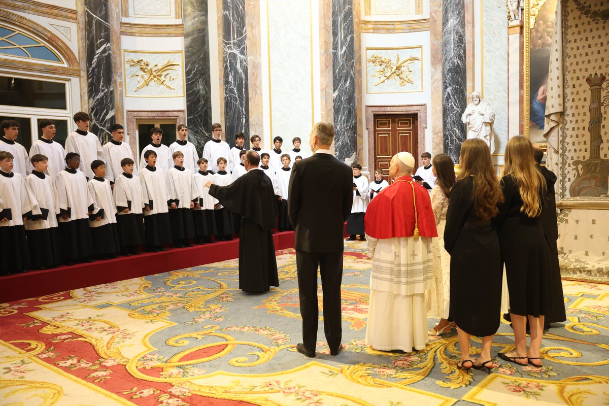 CasaReal's tweet photo. Los Reyes, la Princesa de Asturias y la Infanta Sofía, junto a Su Santidad el Papa León XIV, en la Capilla Real del Palacio Real de Madrid.

Allí, han asistido a la interpretación de Ave María, de Franz Biel, y Tu es Petrus, de Giovanni da Palestrina de la Escolanía del Escorial.

➡️https://t.co/rdUgiUWLWm