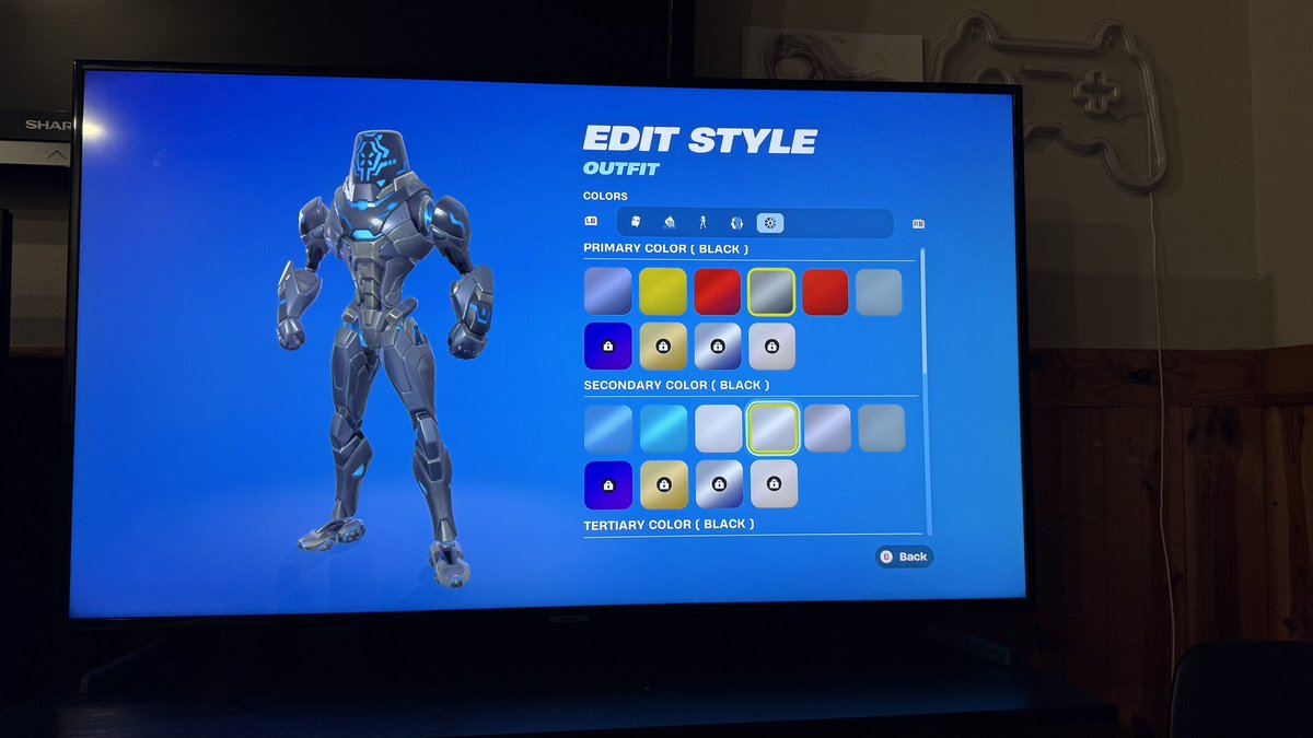 BigMikeXT's tweet photo. @FortniteStatus your colors are off on Xbox for the guardian https://t.co/le9fYKY7aN